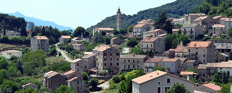 Vue générale du village corse de Levie.