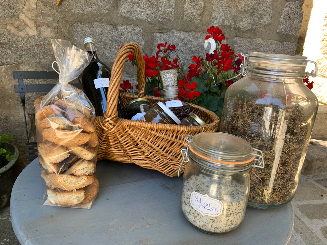 Panier et produits artisanaux maison